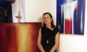 Claudia Merkel Haist junto a dos de sus obras