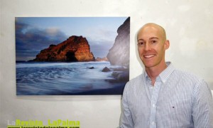 Marten Van Dijken junto a una de sus fotografías